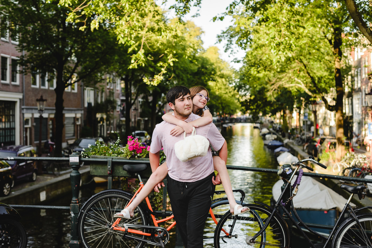 Siblings playing together during family photo session in Amsterdam