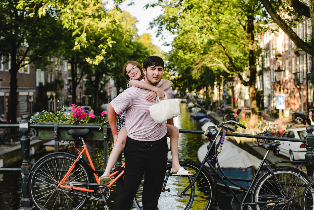 Siblings playing together during family photo session in Amsterdam