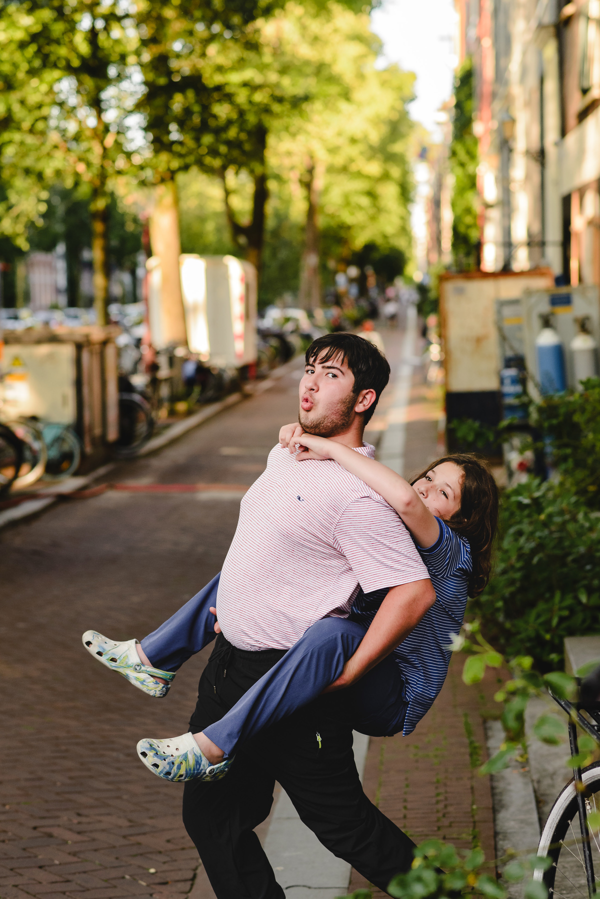 Siblings playing together during family photo session in Amsterdam