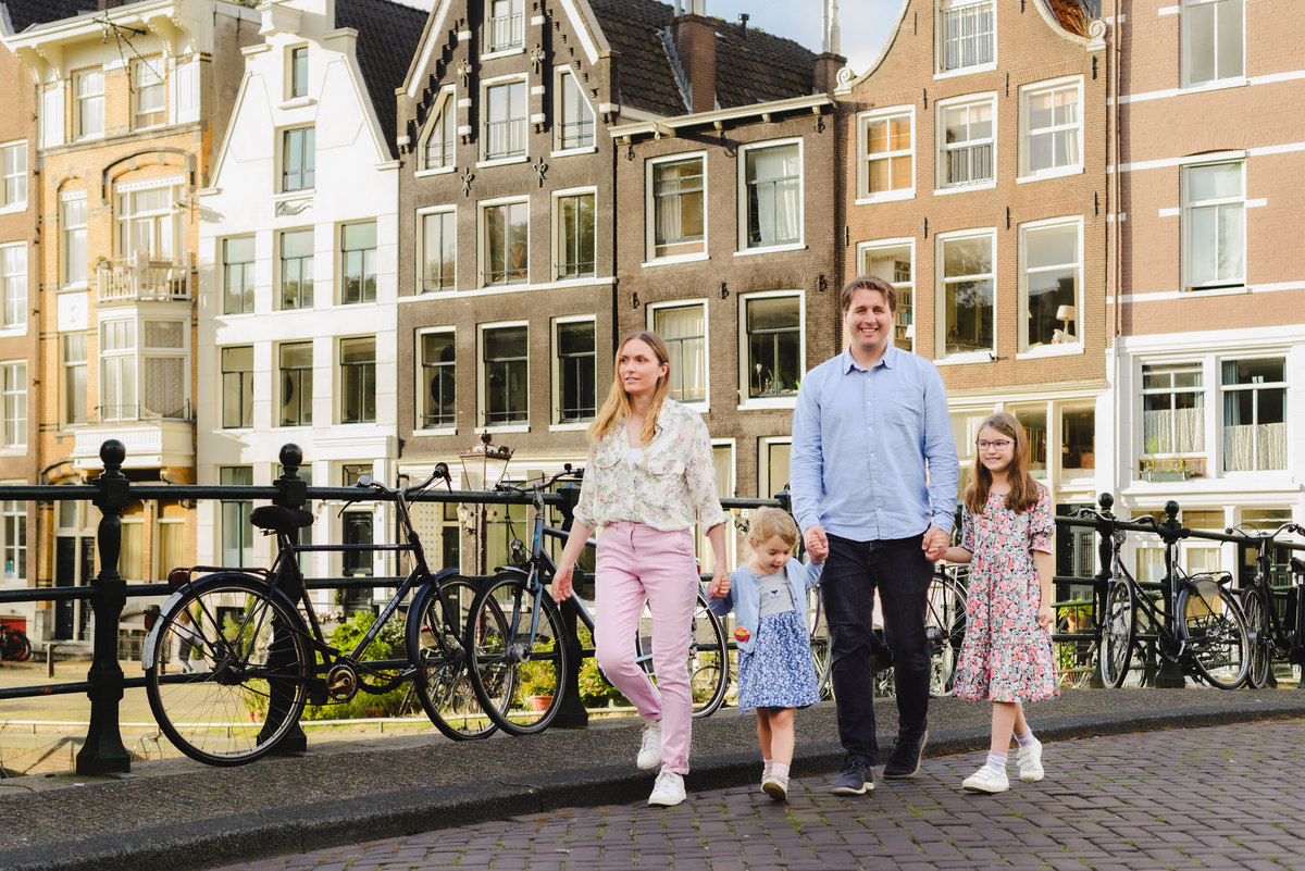 Family photo session in Amsterdam with young children near canals