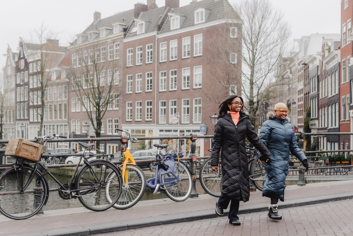 Mother and daughter during a relaxed family photo session in Amsterdam