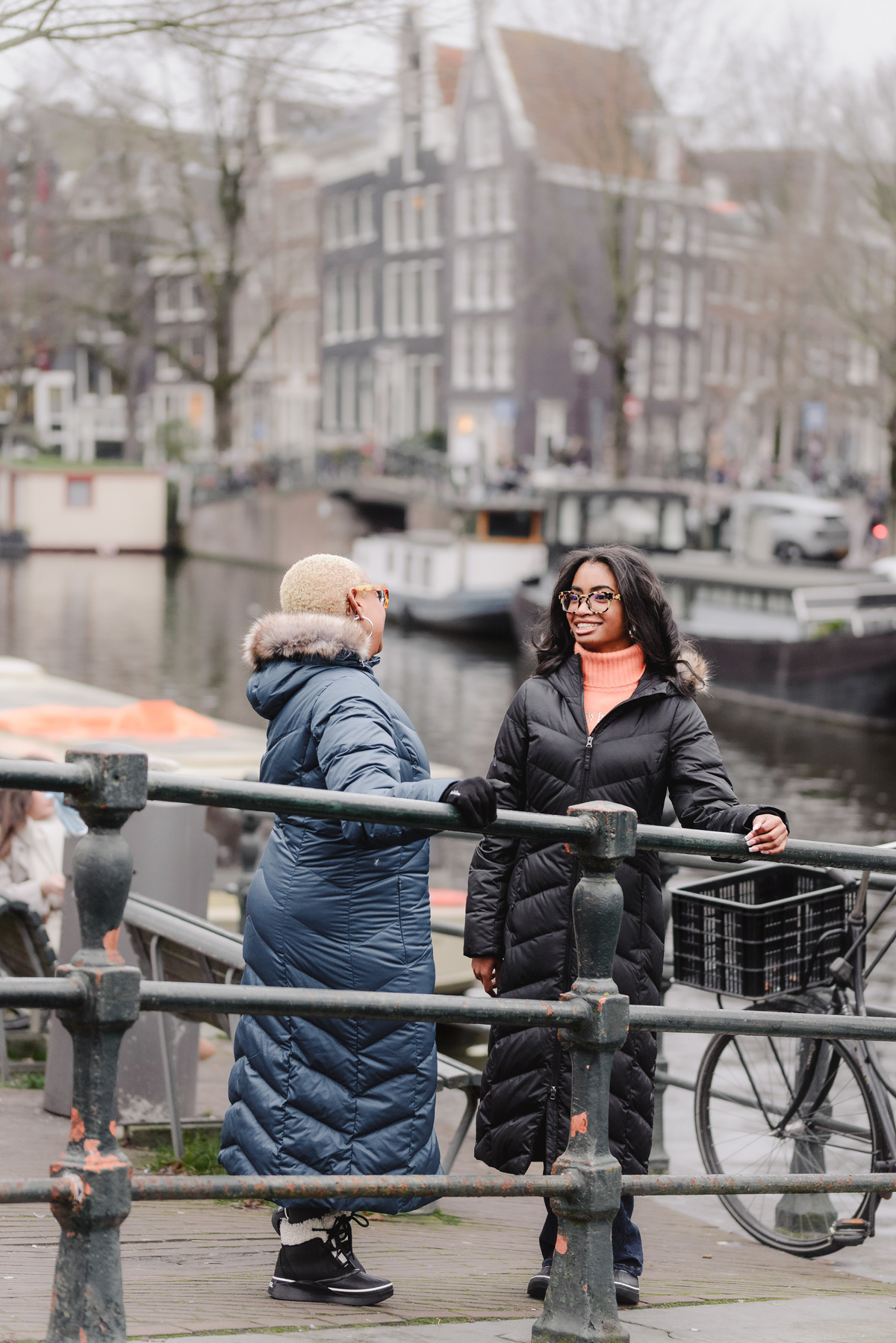 Mother and daughter during a relaxed family photo session in Amsterdam