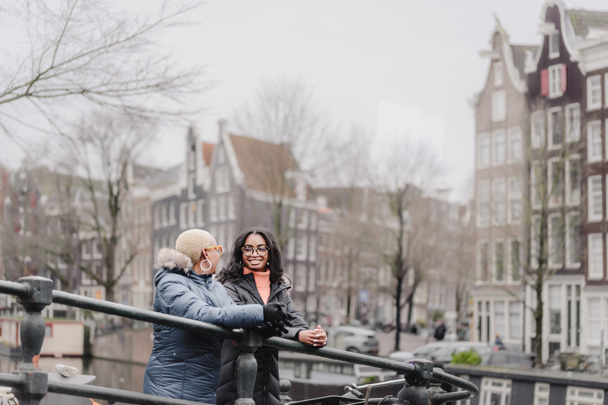 Mother and daughter during a relaxed family photo session in Amsterdam