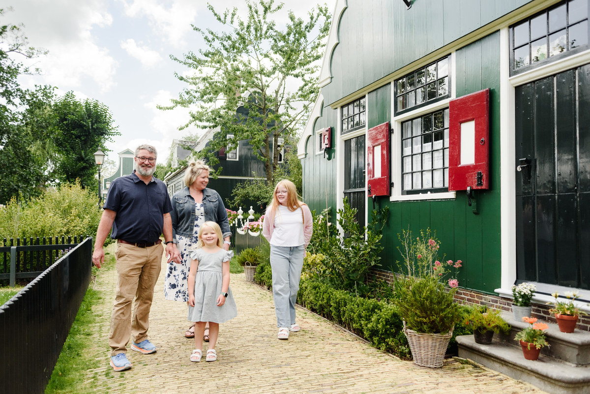 Soft family photo session in Zaanse Schans before concert weekend