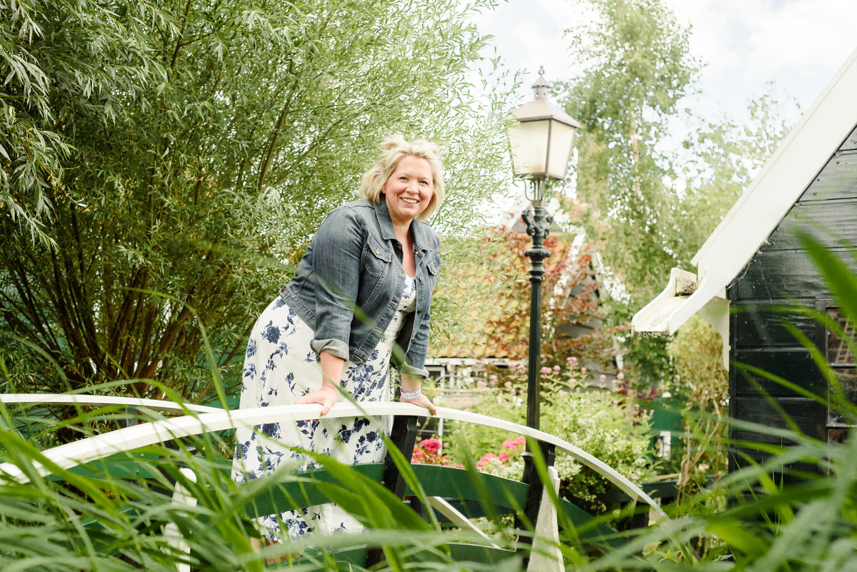 Solo picture of traveller in Zaanse Schans village