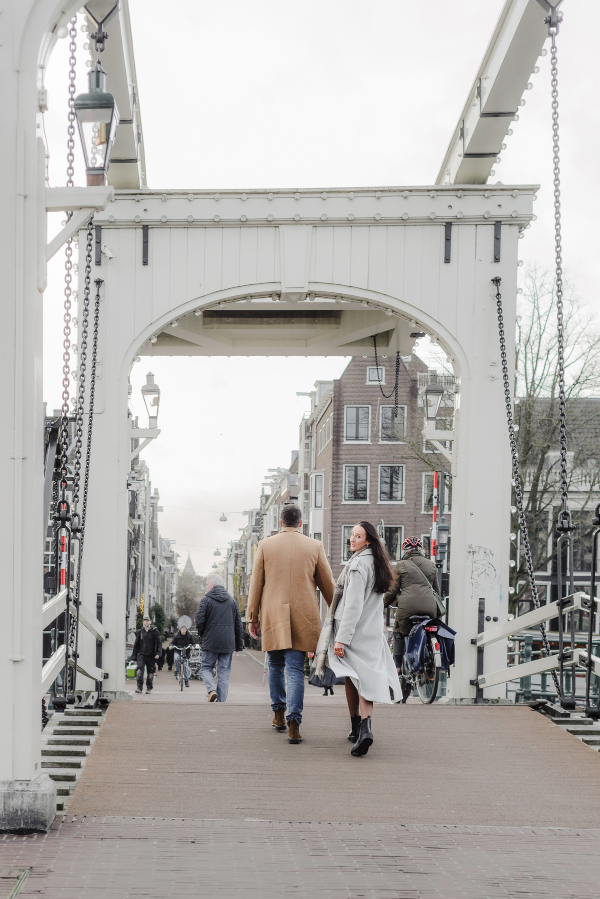 engagement moment on Amsterdam canals, magere brug, skinny bridge