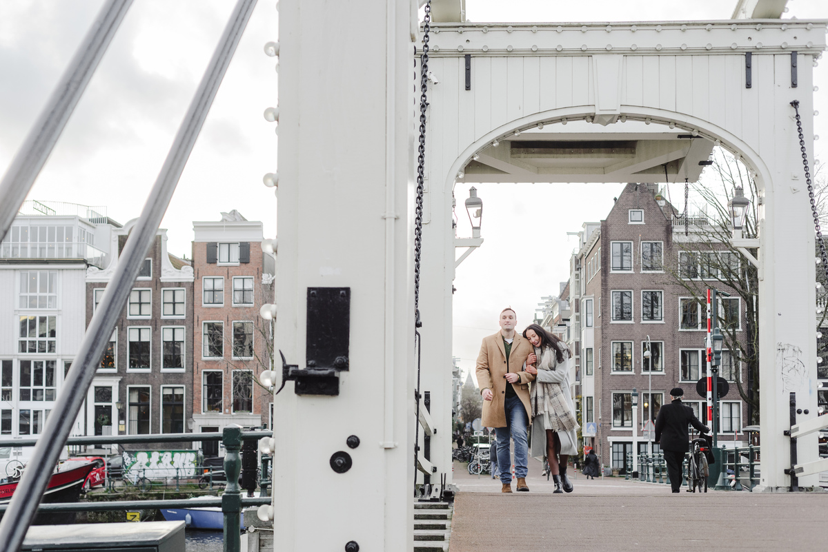 engagement moment on Amsterdam canals, magere brug, skinny bridge