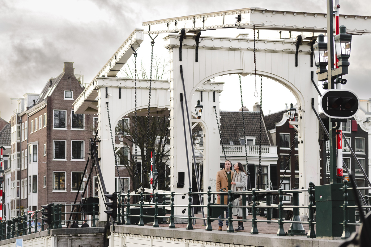 engagement moment on Amsterdam canals, magere brug, skinny bridge