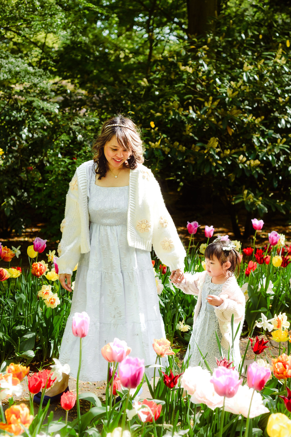Mother and daughter exploring blooming tulip gardens during a spring visit to Keukenhof
