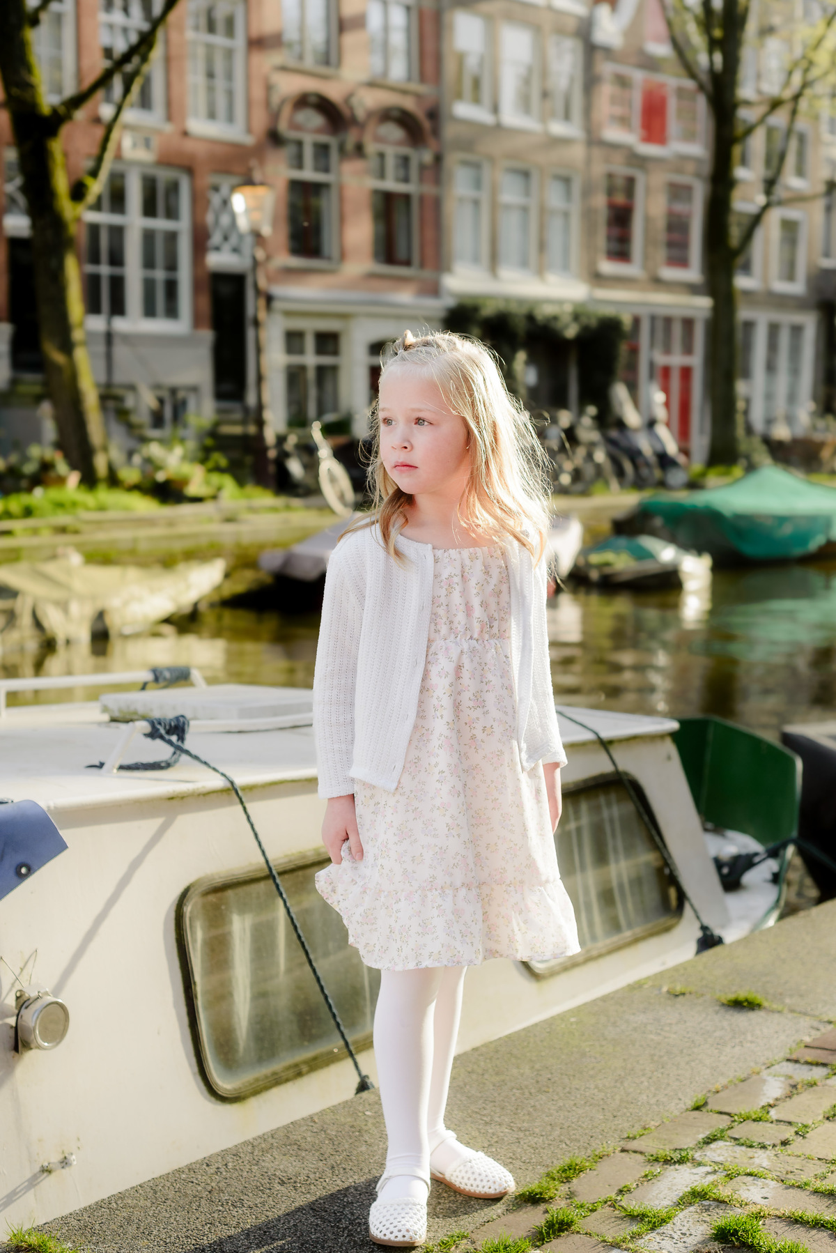 Children standing outside a traditional Amsterdam canal house
