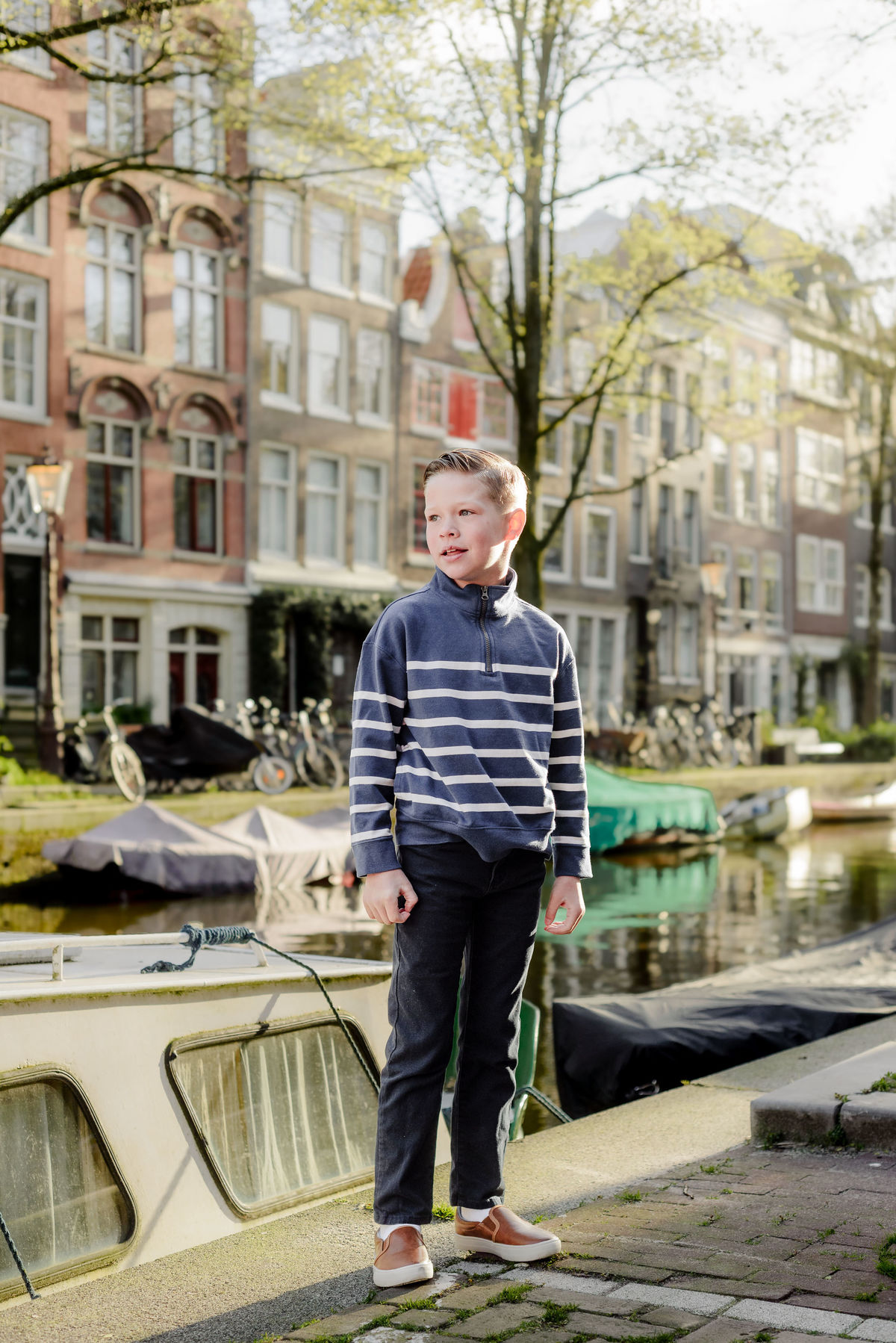 Children standing outside a traditional Amsterdam canal house