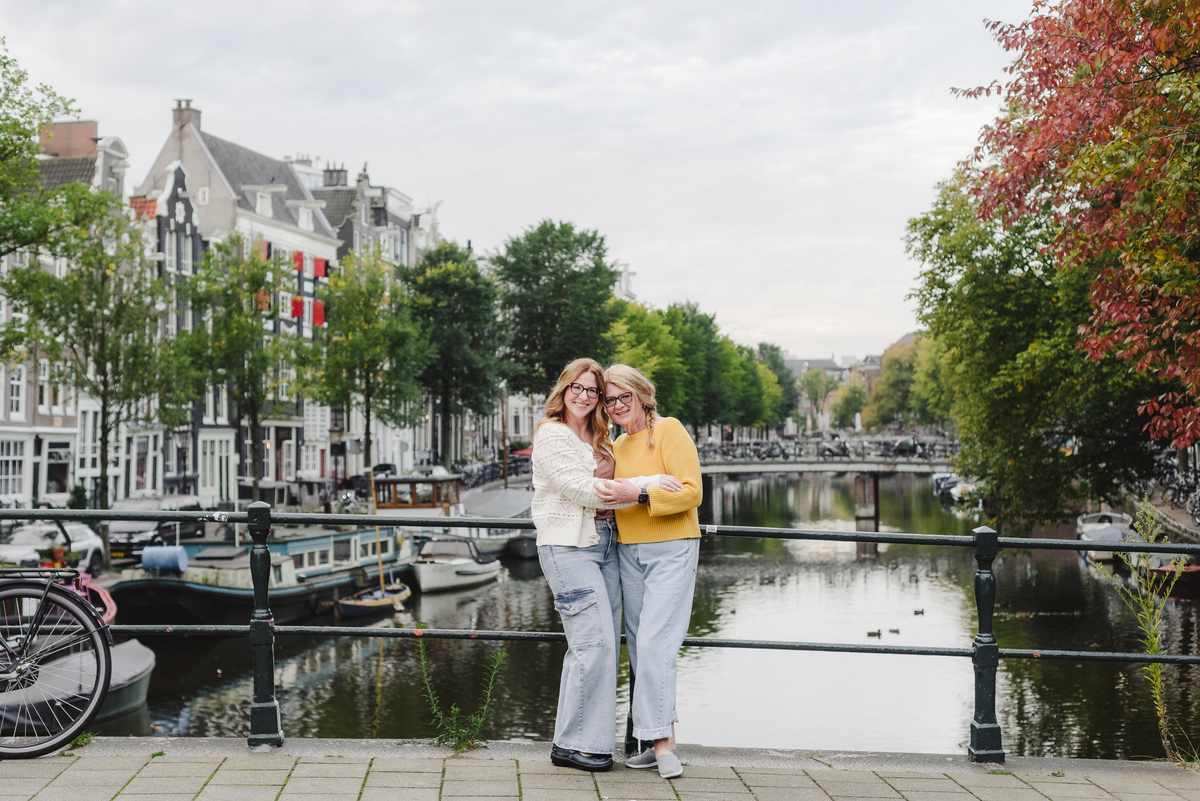 Sisters embracing each other during a family vacation photo session in Amsterdam. Family vacation photography in Amsterdam 