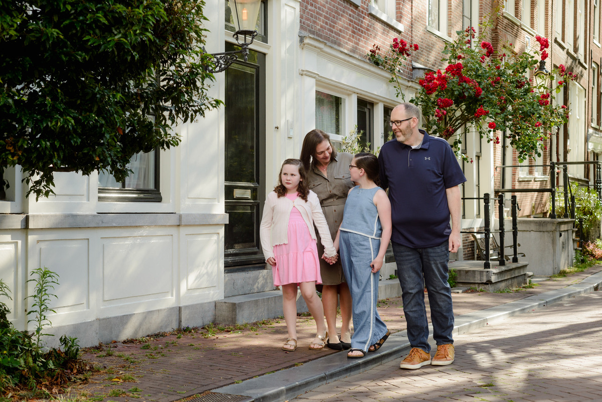 Family walking together during a natural photo session in Amsterdam.