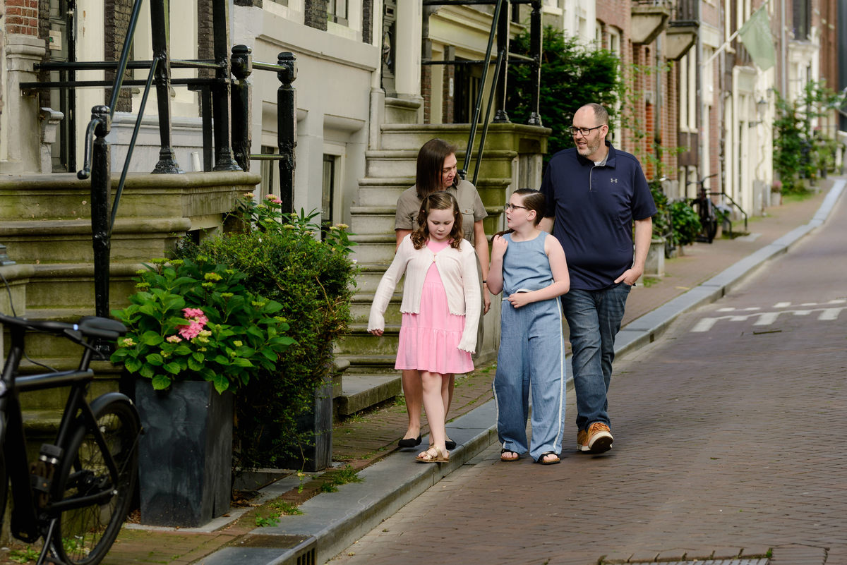 Family walking together during a natural photo session in Amsterdam.