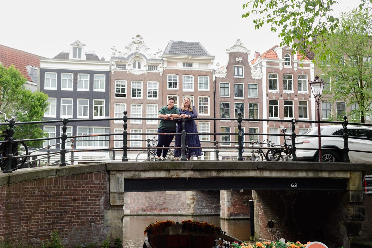 Relaxed couple portrait in the charming streets of Amsterdam.