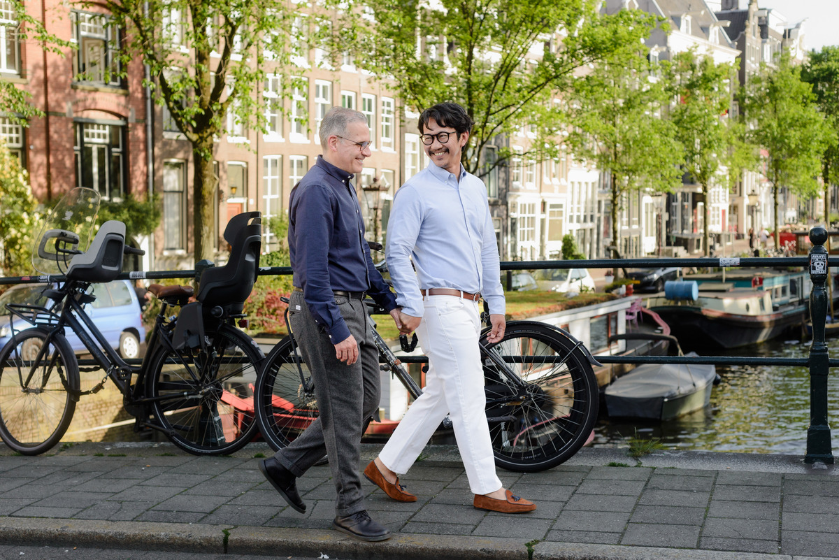Couple exploring Amsterdam together during a relaxed photo session.