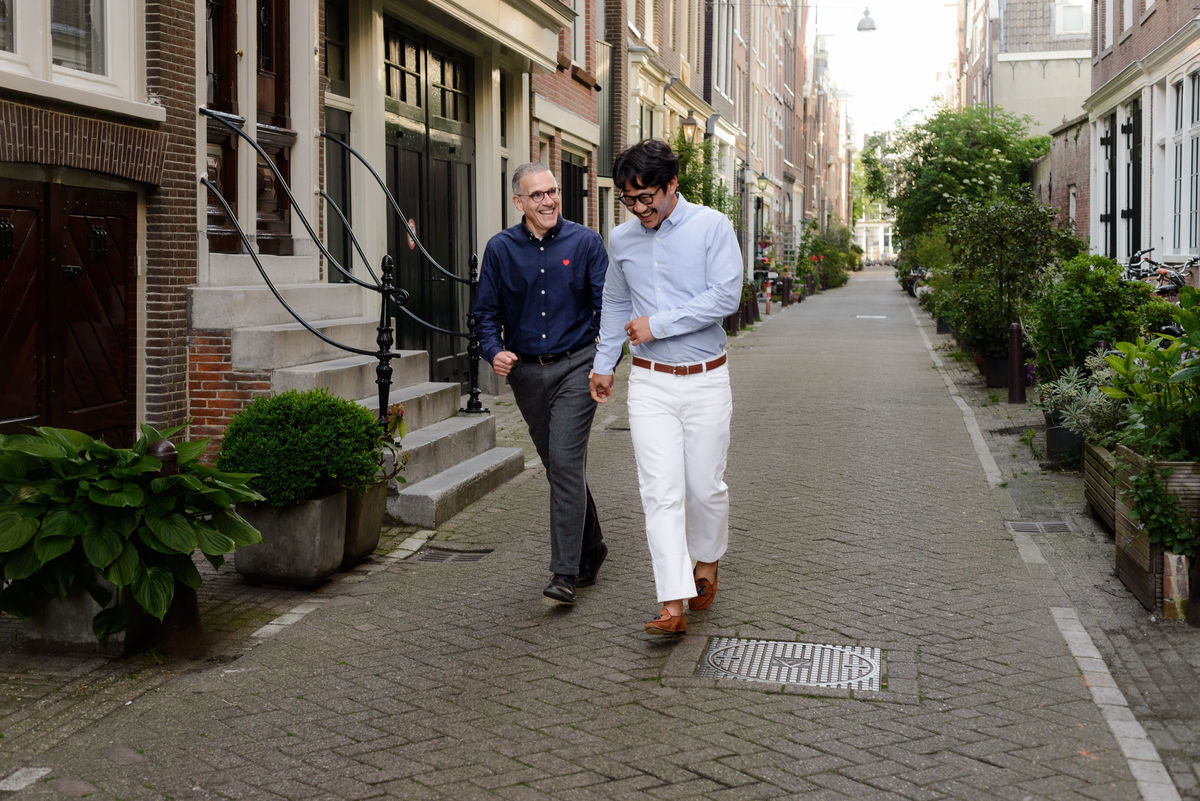 Couple exploring Amsterdam together during a relaxed photo session.