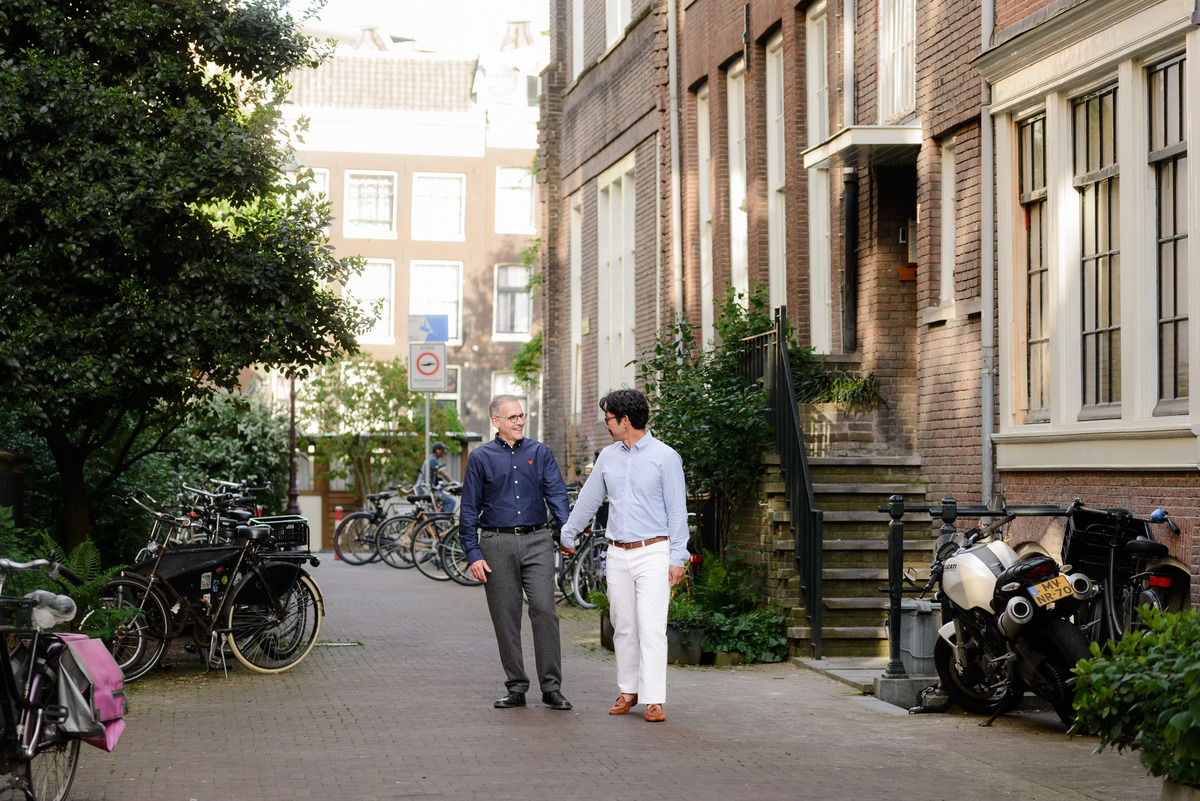 Natural couple photography captured along Amsterdam's canals.