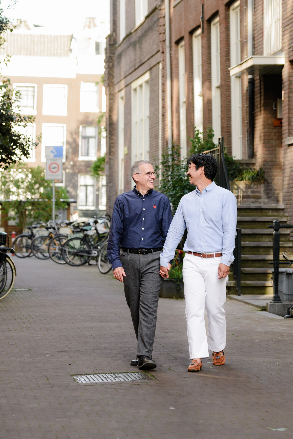 Couple exploring Amsterdam together during a relaxed photo session.