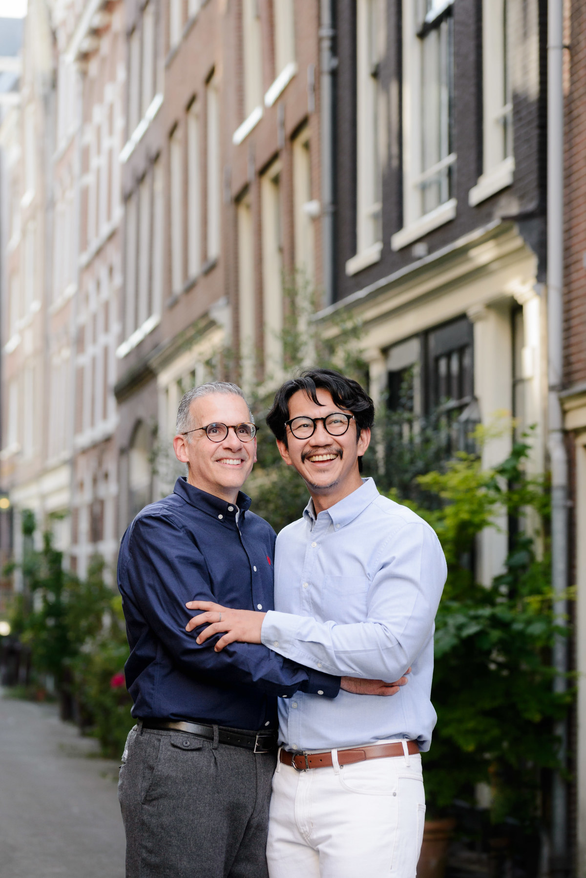 Natural couple photography captured along Amsterdam's canals.