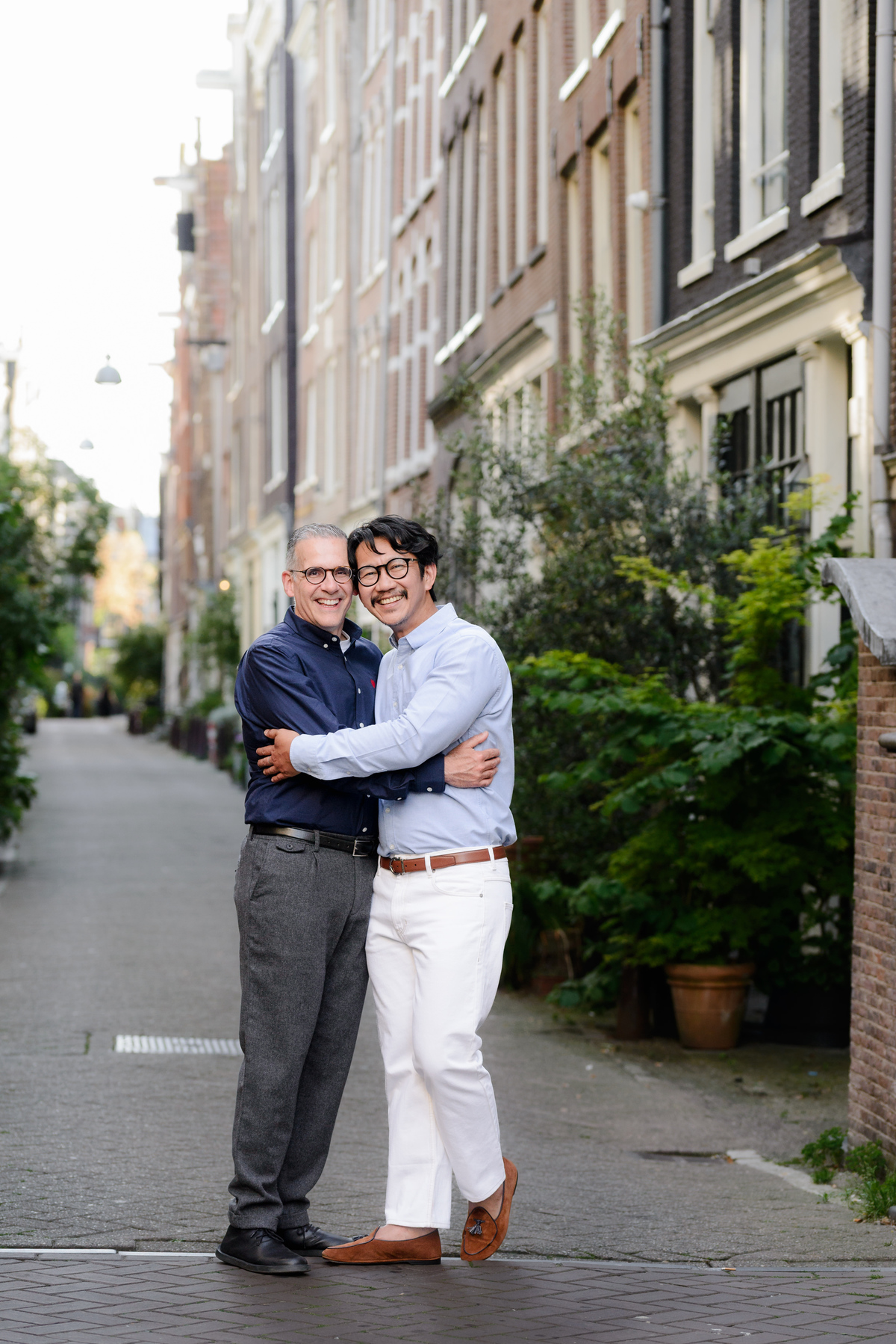 Natural couple photography captured along Amsterdam's canals.