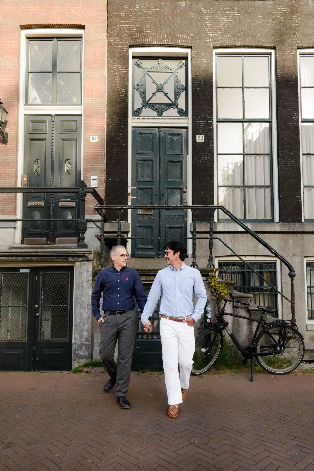 Natural couple photography captured along Amsterdam's canals.