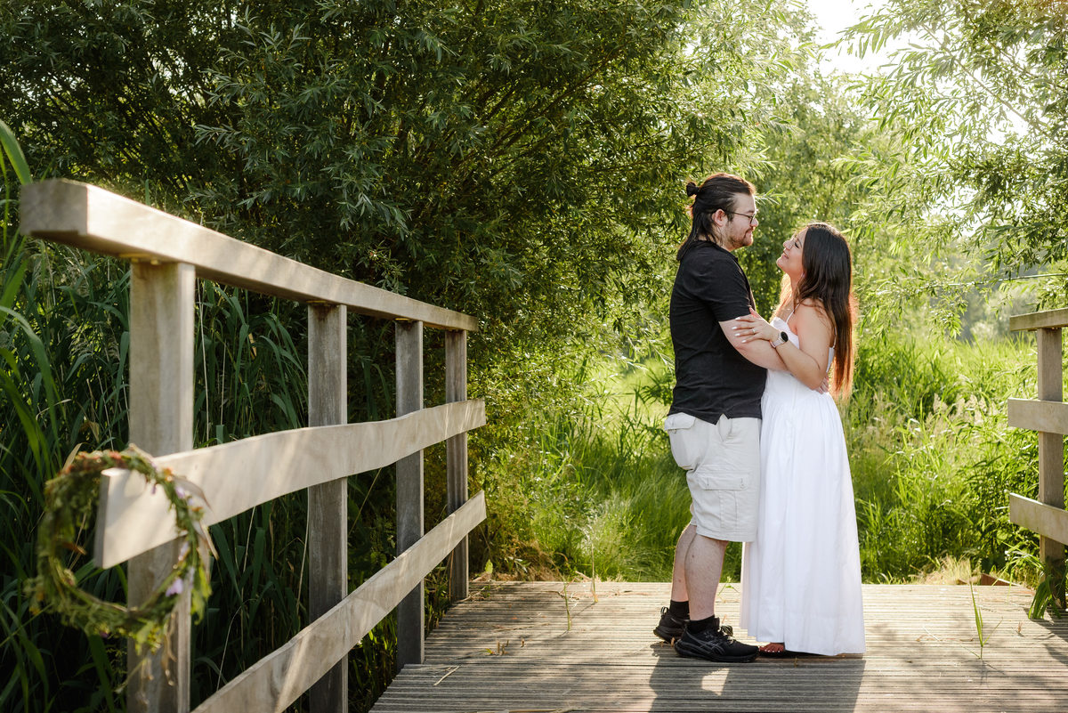 ngaged couple walking through Westerpark during a natural photo session.