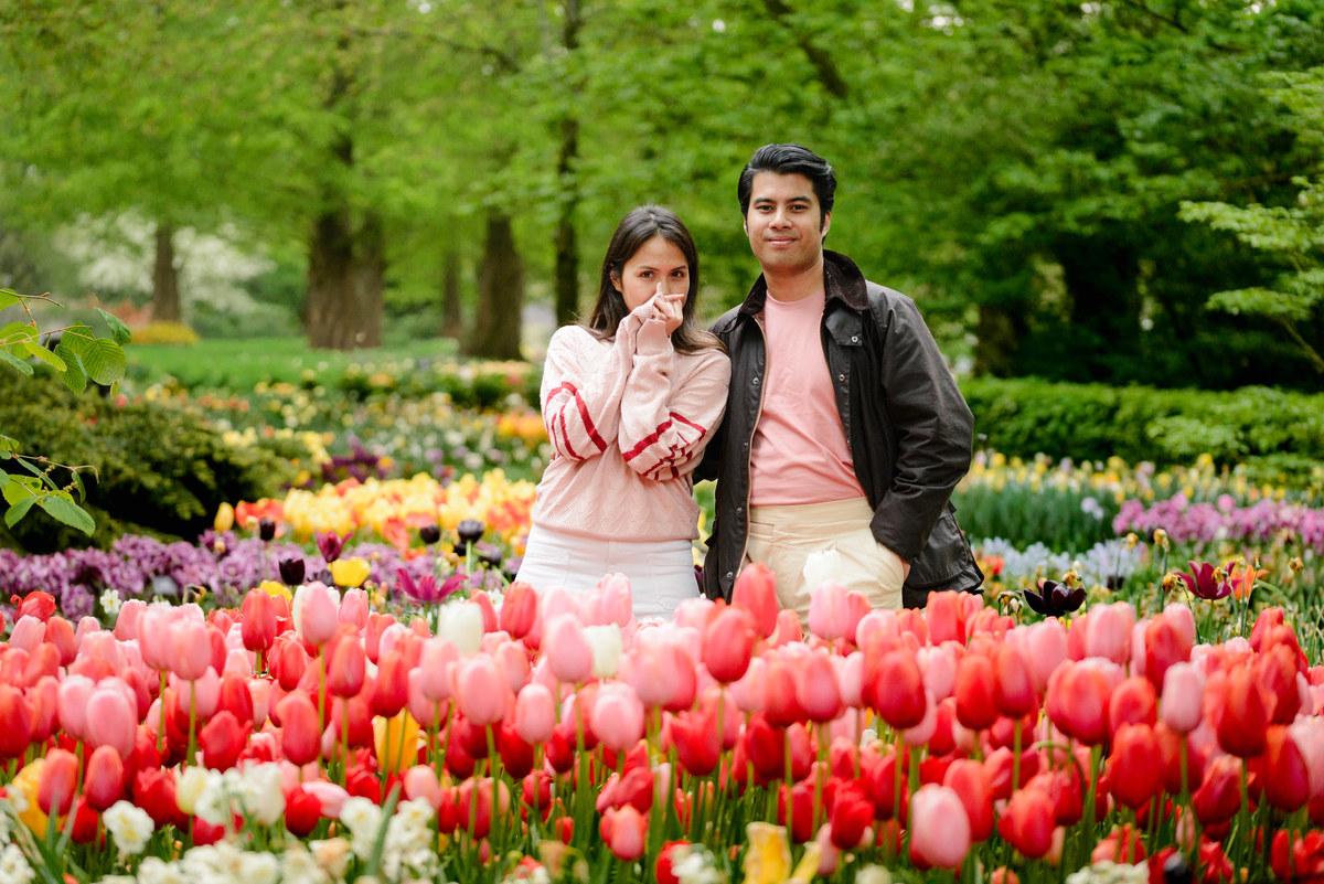 Bright spring engagement photography at Keukenhof.