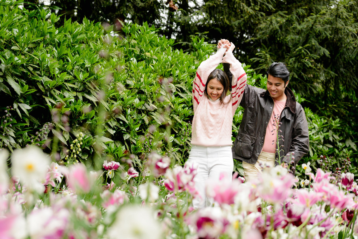 Romantic portraits in the Keukenhof tulip gardens.