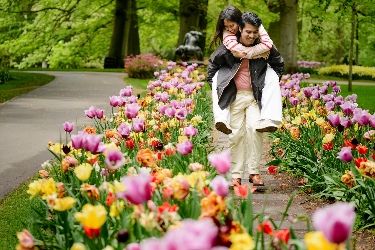 Romantic portraits in the Keukenhof tulip gardens.