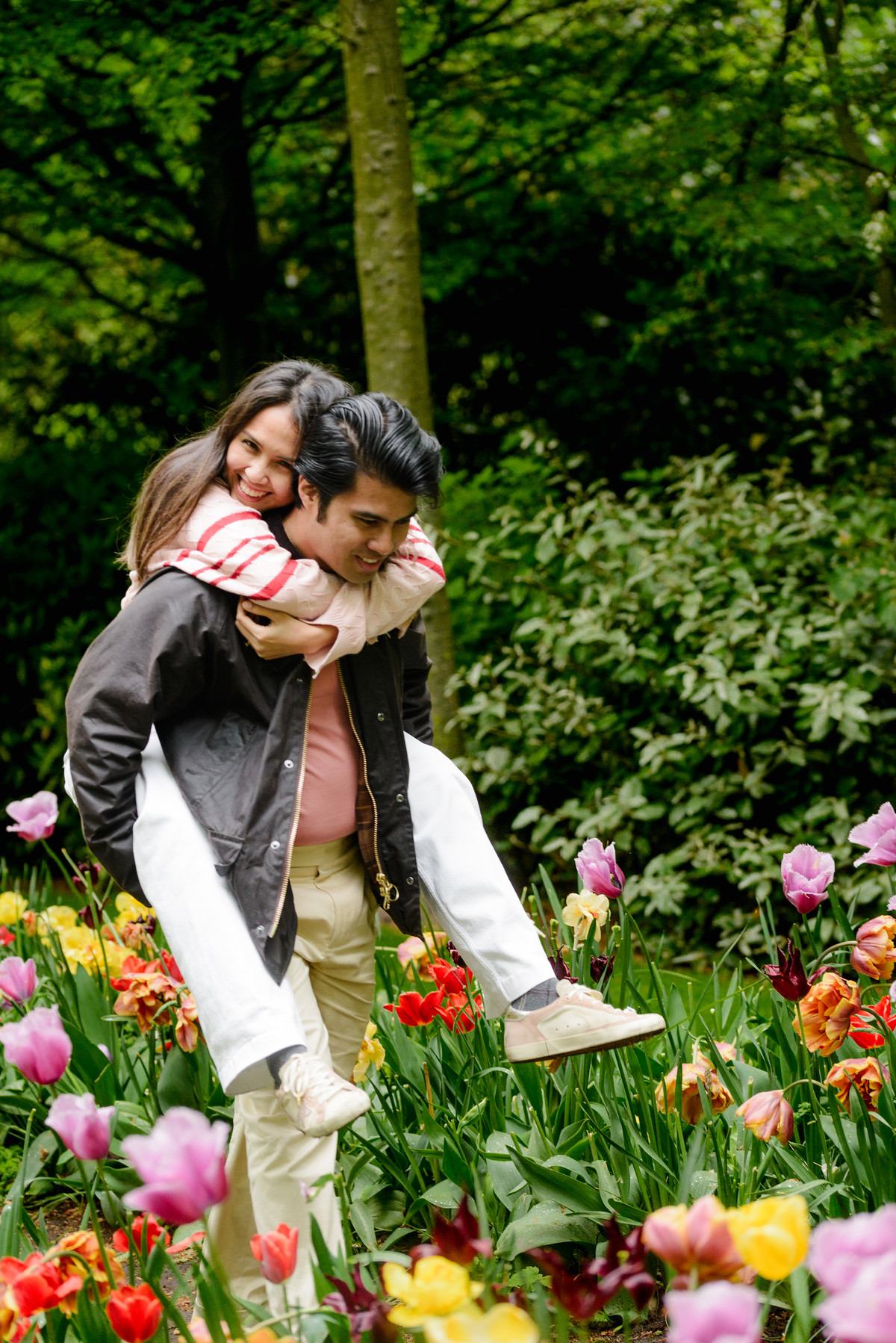 Romantic portraits in the Keukenhof tulip gardens.