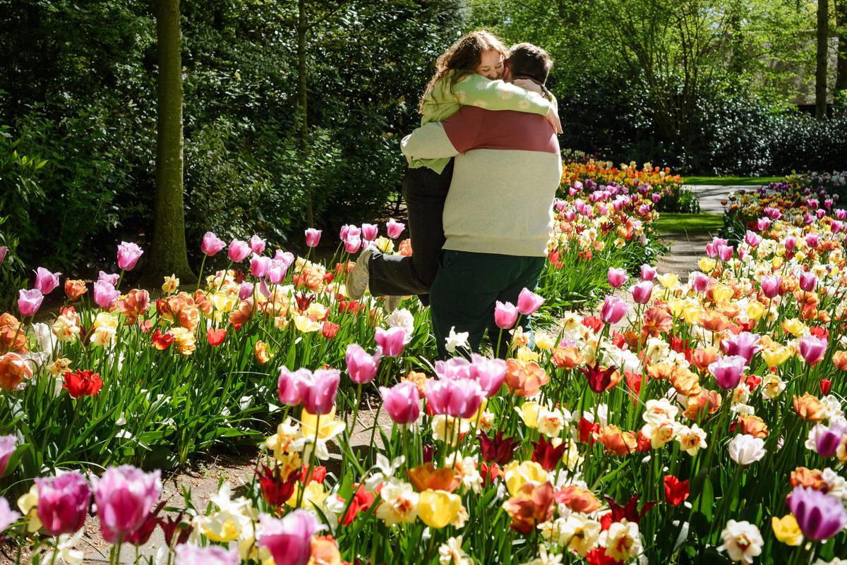 Surprise proposal surrounded by colourful flowers at Keukenhof.