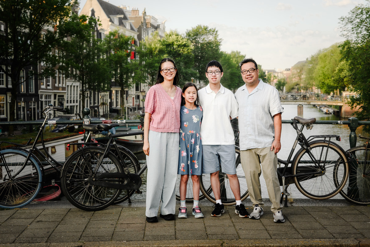 Parents and children smiling during a family photo session in Amsterdam.