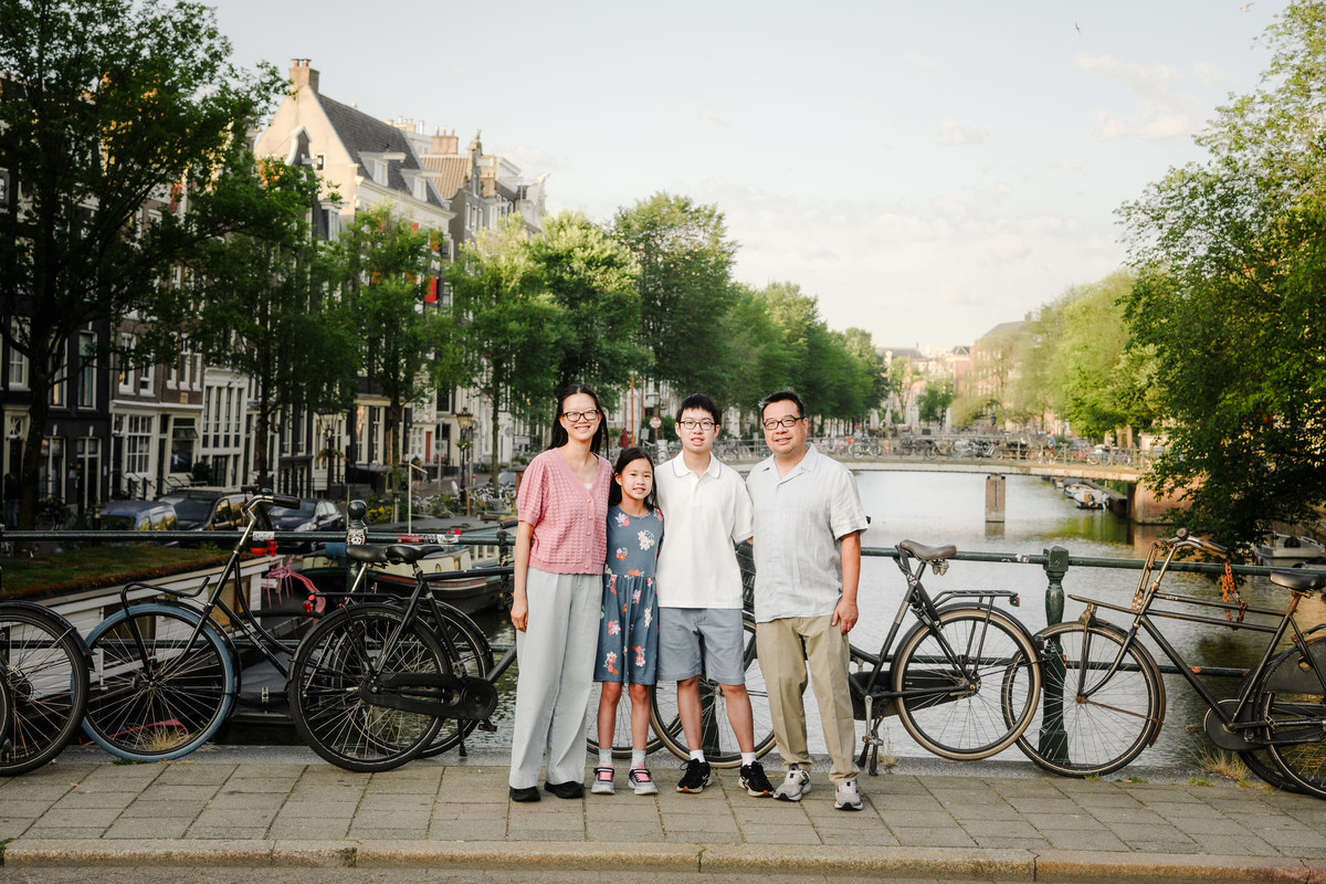 Parents and children smiling during a family photo session in Amsterdam.