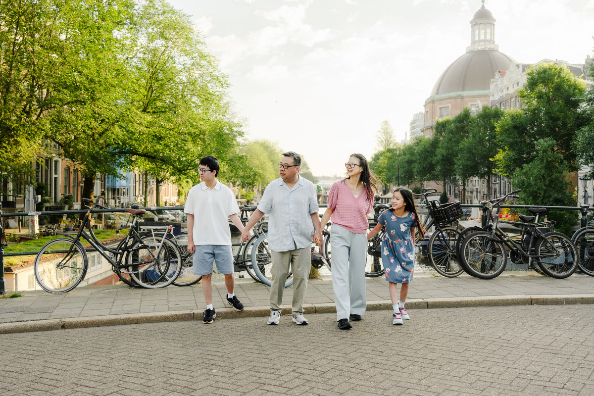 Parents and children smiling during a family photo session in Amsterdam.