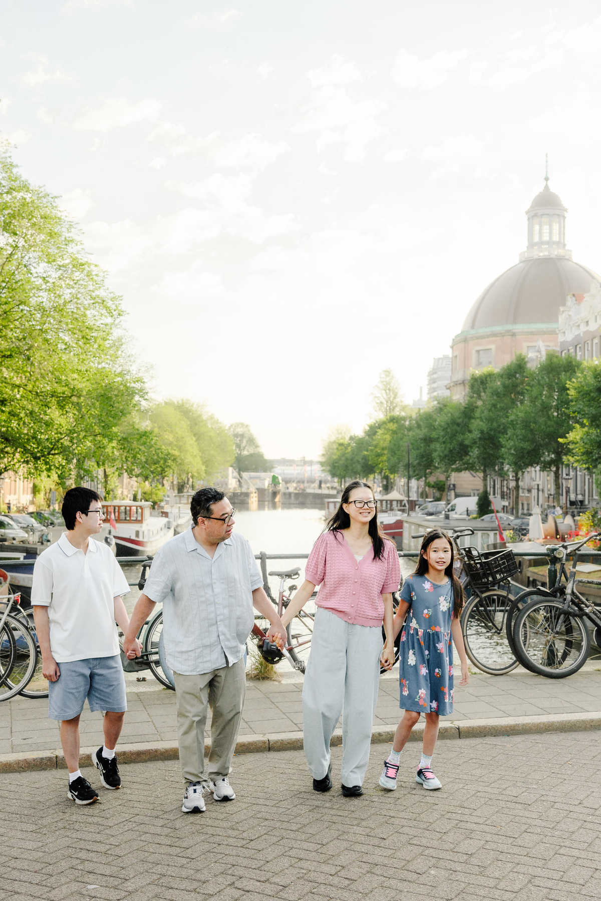 Parents and children smiling during a family photo session in Amsterdam.