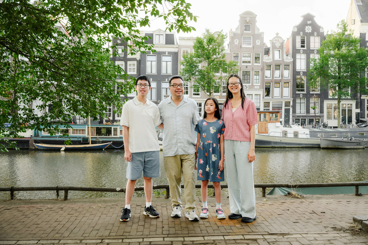 Parents and children smiling during a family photo session in Amsterdam.