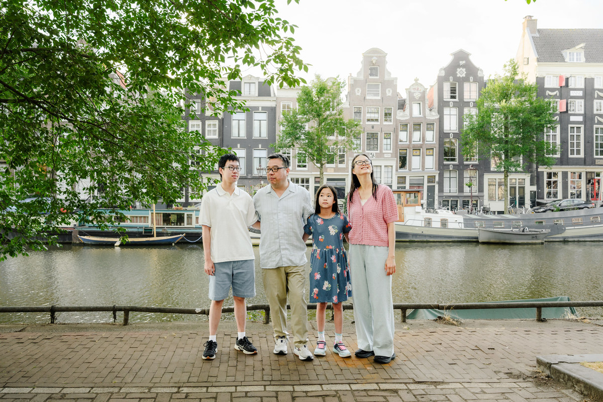 Parents and children smiling during a family photo session in Amsterdam.