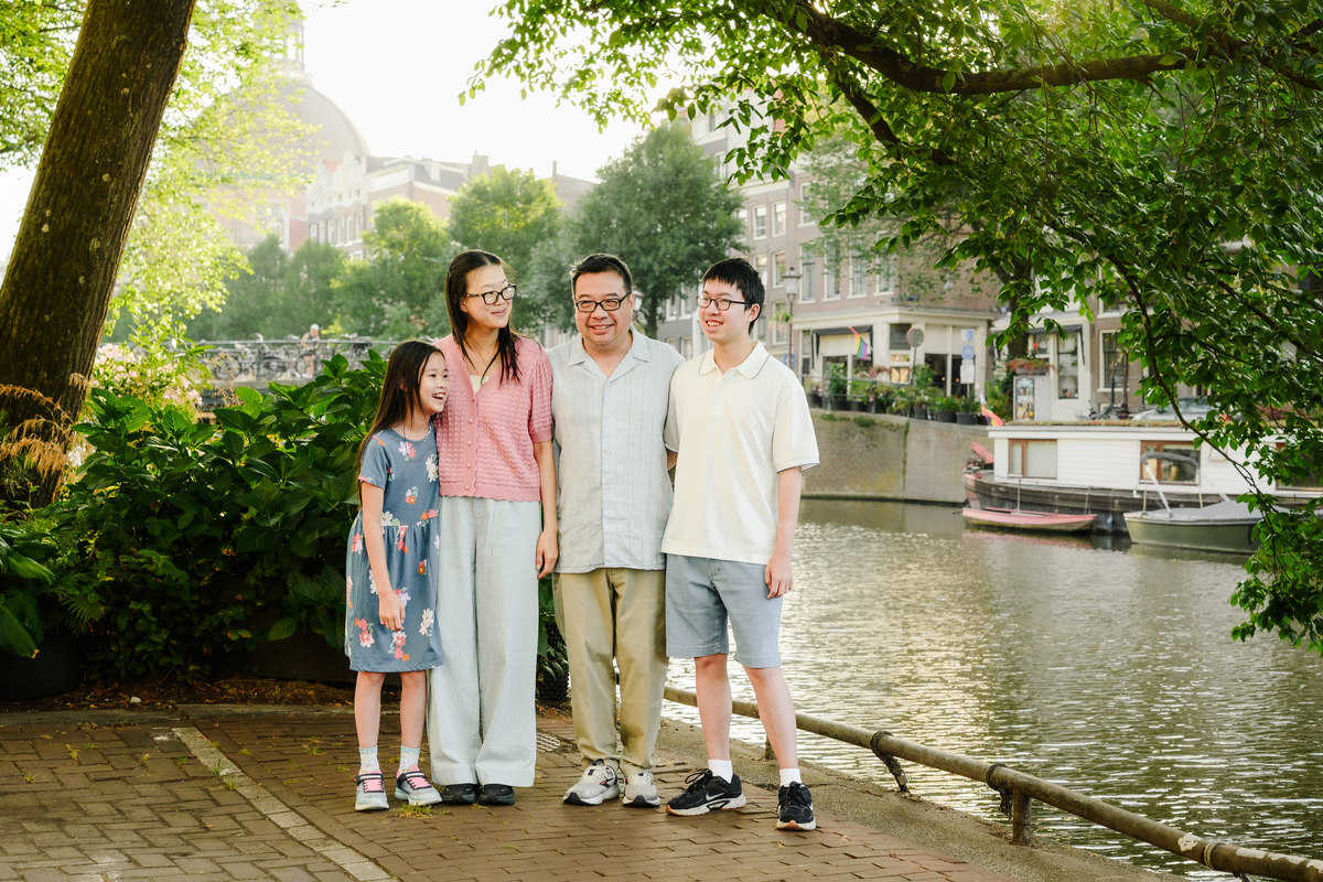 Parents and children smiling during a family photo session in Amsterdam.