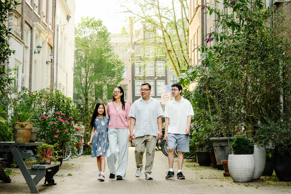 Parents and children smiling during a family photo session in Amsterdam.