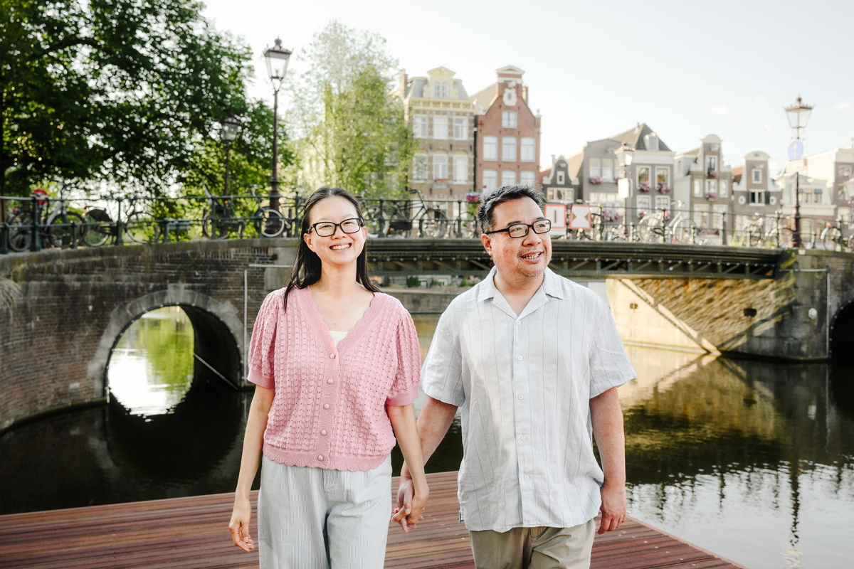 Natural portrait of parents during a family vacation in Amsterdam.