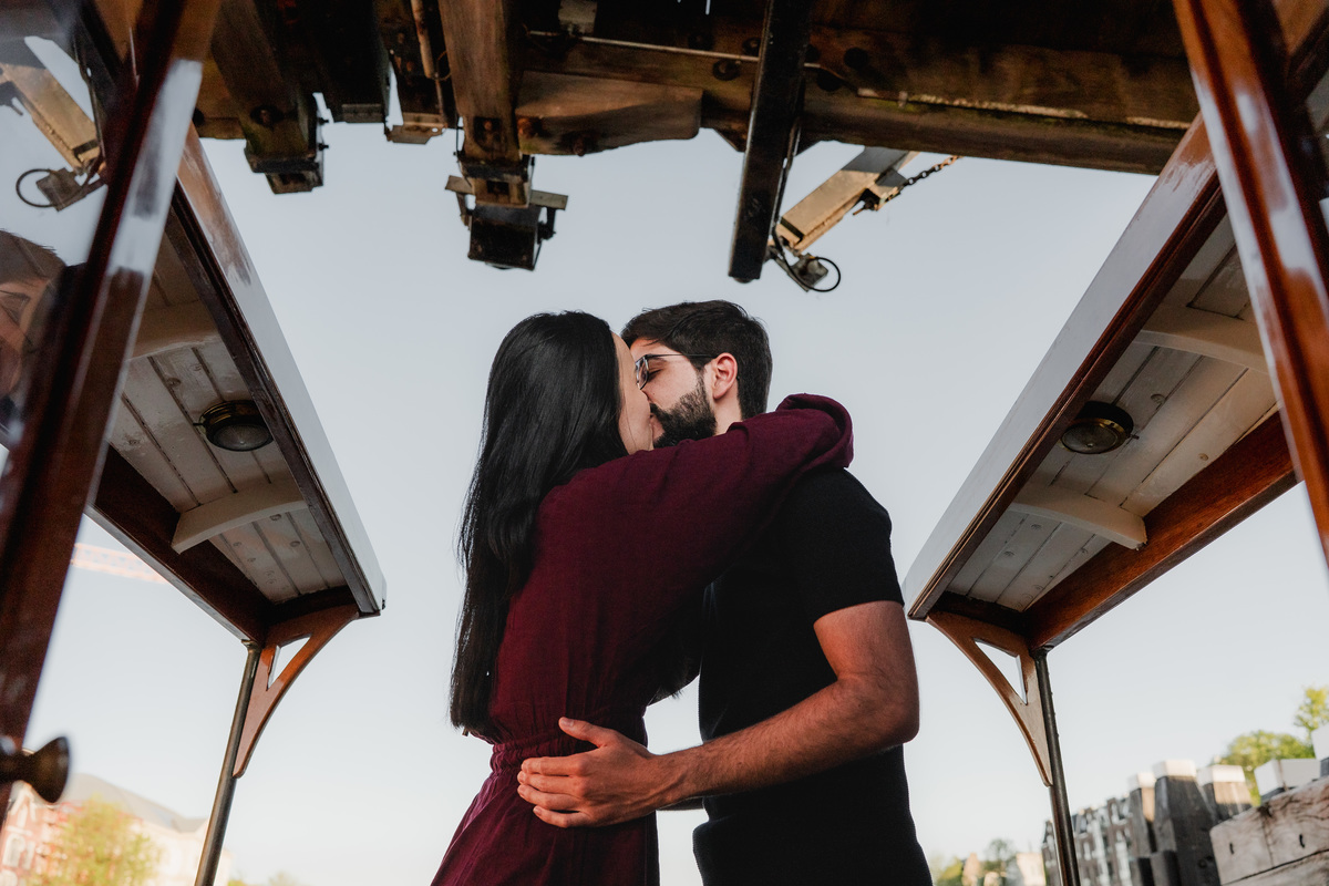 Newly engaged couple kissing under the Skinny bridge / Magere brug