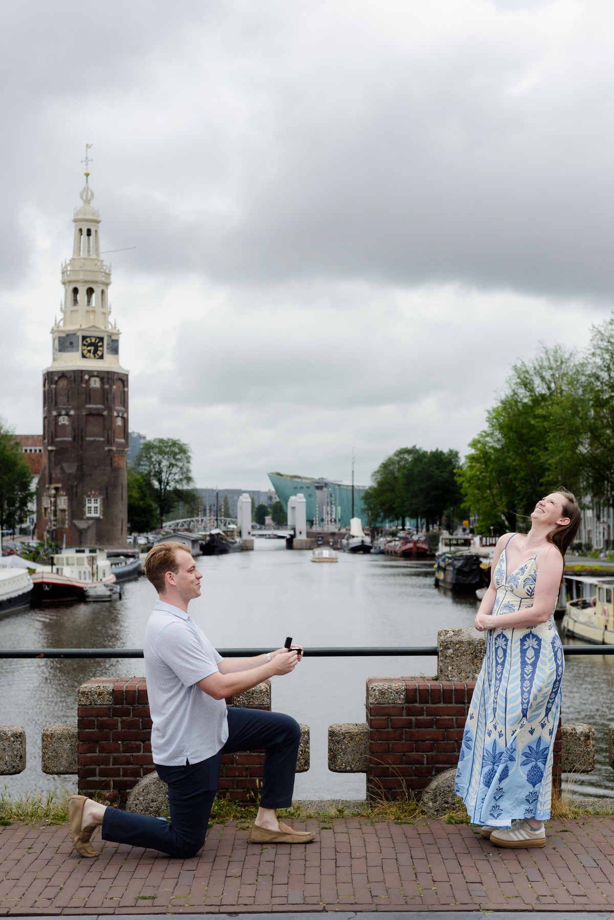 Man proposing with Montelbaanstoren in the background