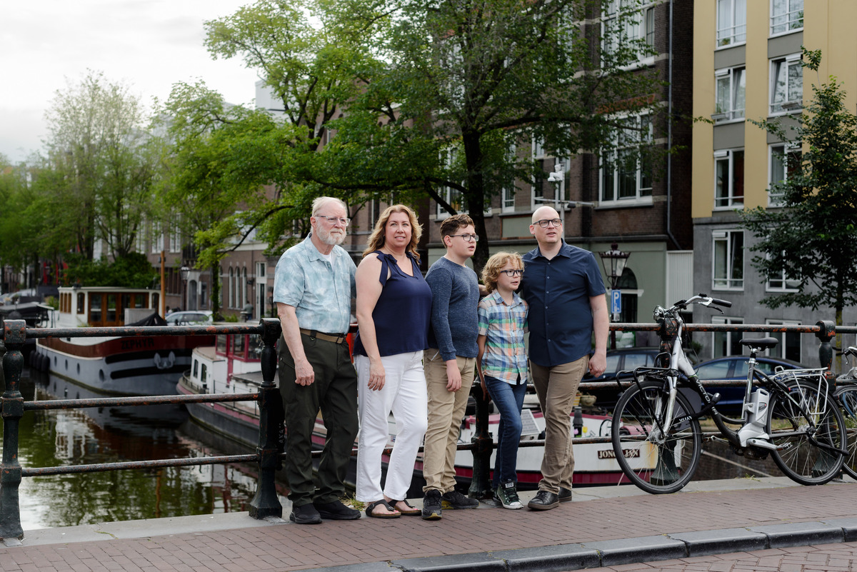 Family relaxing together during an Amsterdam vacation photoshoo