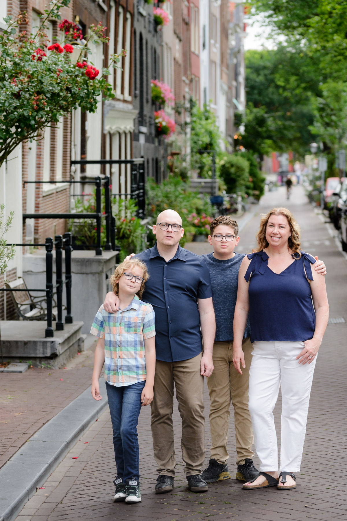 Family looking at the camera during a photo session in the Jordaan area in Amsterdam 