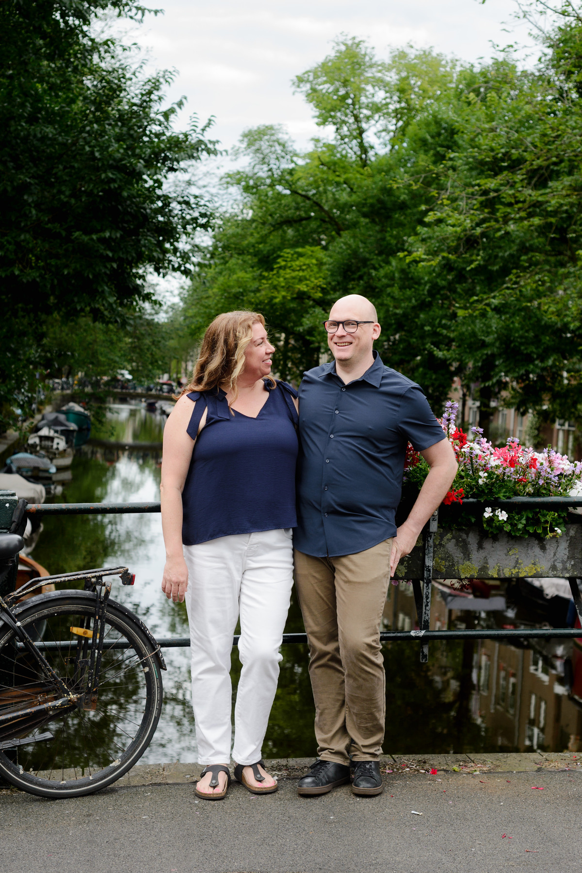 Parents photographed together beside an Amsterdam canal house