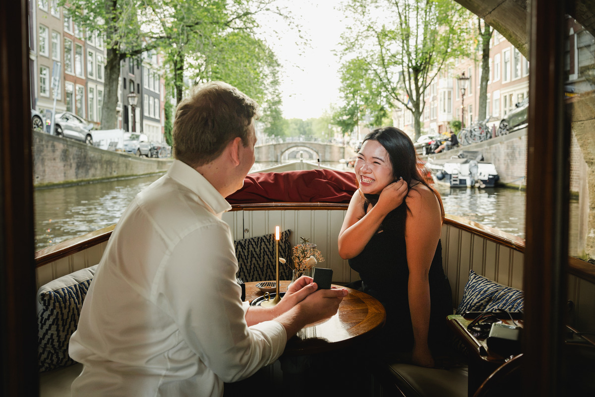 Person proposing beneath Amsterdam’s Seven Bridges