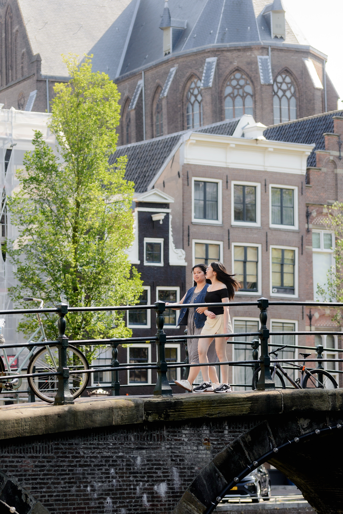 Two friends exploring the Amsterdam Canal Belt together