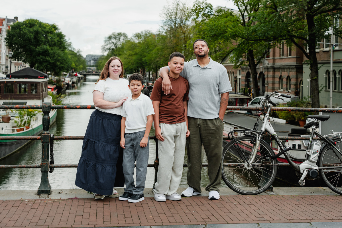 Parents with their two sons during a family photo session in Amsterdam’s Jordaan neighbourhood.