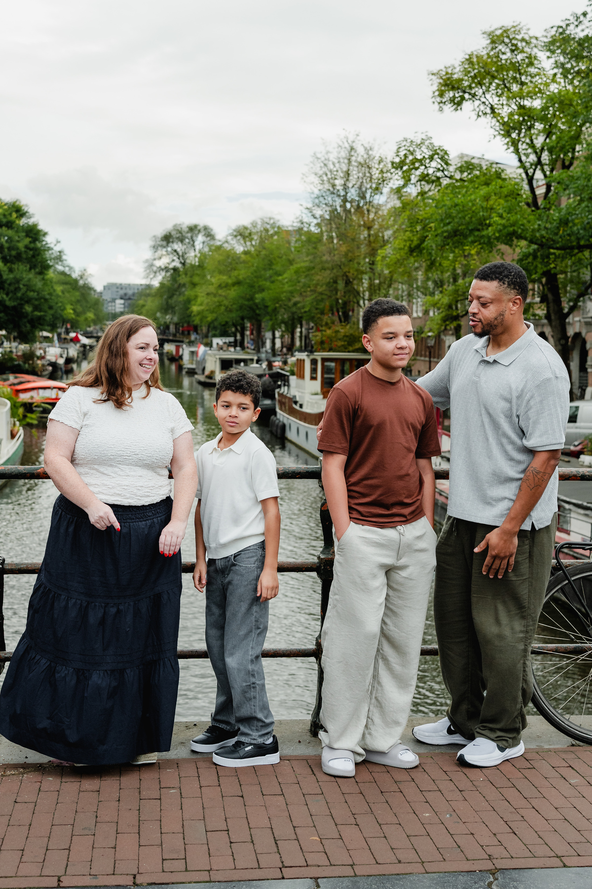 Parents with their two sons during a family photo session in Amsterdam’s Jordaan neighbourhood.